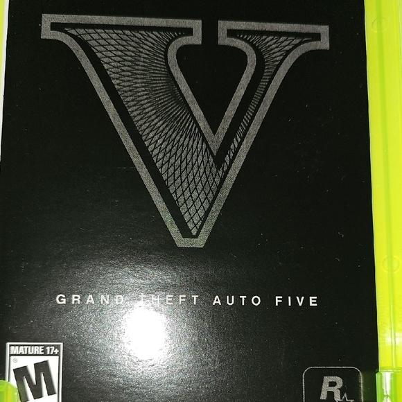 XBOX 360 Grand Theft Auto V - 2 Disc Set + Book - Picture 2 of 7